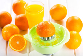 orange squeezer with fresh fruits
