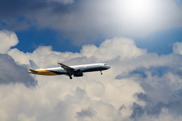 Fototapeta na wymiar Samolot na niebie