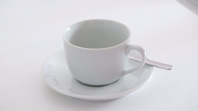 Kaffee mit Kanne eingie&szlig;en und umr&uuml;hren