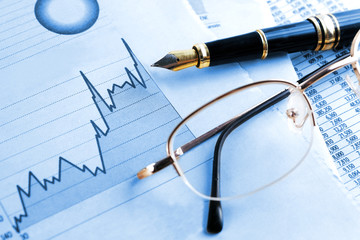 fondo de finanzas y economia.Estadisticas,graficos y gafas