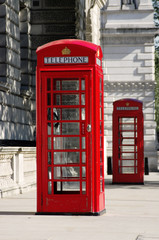 Czerwone pudełka telefoniczne Stary styl w Londynie - 53428012