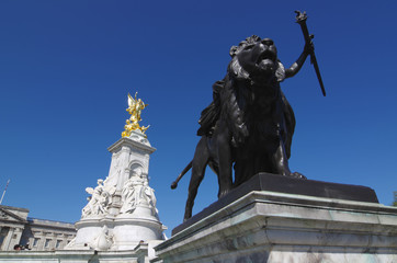 Fototapeta na wymiar Victoria Memorial Of Buckingham Palace