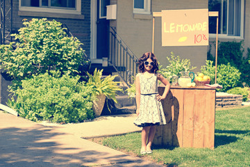retro girl wearing sunglasses with lemonade stand - obrazy, fototapety, plakaty