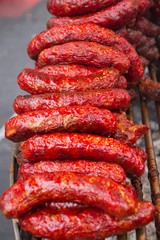 Chorizos o longanizas en parrilla