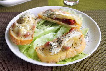 Crostini with dried tomatoes, blue cheese and Camembert