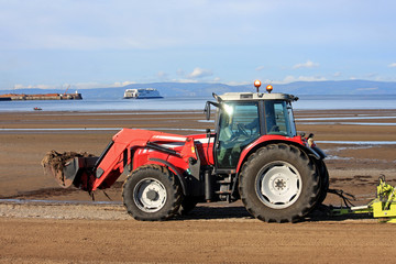 Obraz premium beach cleaner tractor