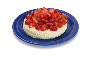 Torta di fragole su piatto blu
