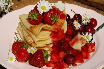 Krepp mit frischen roten Fr&uuml;chten