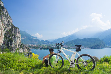 Obraz premium e-bike, pedelec, women, fahrrad, mountainbike, sommer