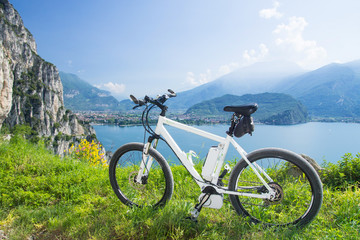 Fototapeta na wymiar e-bike, Pedelec, Gardasee, fahrrad, rower górski