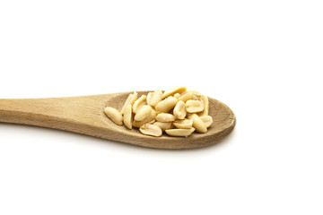 Gesalzene Erdnüsse auf Holzlöffel