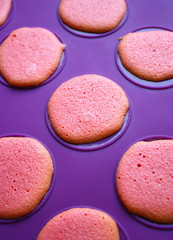 coques de macarons à la fraise dans leur moule