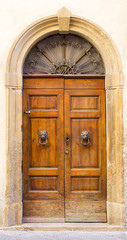 Fototapeta na wymiar piękne toskańskie drzwi, San Gimignano, Włochy