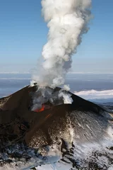 Photo sur Plexiglas Volcan Paysage de la péninsule du Kamtchatka : éruption du volcan Tolbachik - épanchement de lave de cratère, gaz, vapeur, cendres (vue depuis l& 39 hélicoptère). Extrême-Orient russe, Kamtchatka, groupe de volcans Klyuchevskaya.