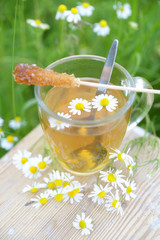 Glas mit Kamilletee und Kandiszucker