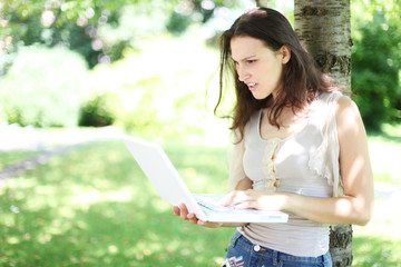 Obraz premium junge Frau mit Laptop