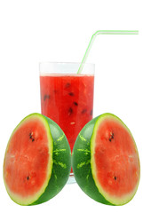 sok arbuzowy i kawałki arbuza na białym tle
