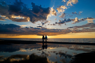 Fototapeta premium Sunset beach with silhouette