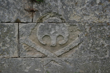 Wappen auf alter Wand in La Rochelle