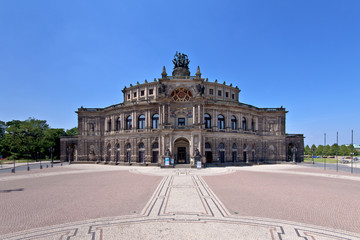 Fototapeta na wymiar Oper in Dresden