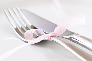 Close up - Gabel mit zarter Schleife und Messer