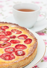 Tart with white chocolate and strawberries
