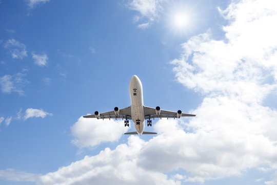 Airplane in the sky, Airbus A340