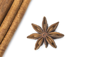 Anís estrellado y canela en rama para cocinar