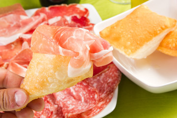 Gnocco fritto con prosciutto
