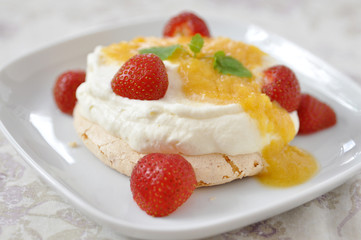 Pavlova mit Erdbeeren und Pfrischen