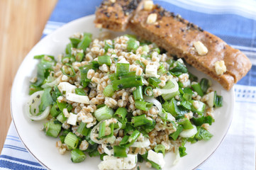 Dinkel Salat mit Kräutern und Frühlingszwiebel