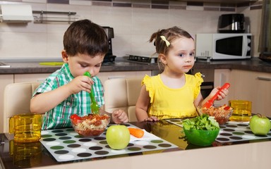 Two children who eat healthy food