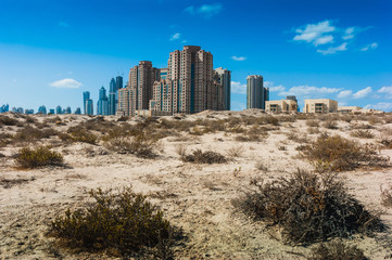 Fototapeta na wymiar Południe ciepła na pustyni w buildingsl tle na 01 listopada