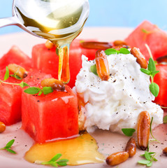Wassermelone mit Ziegenkäse, thymian, Pinienkernen und Honig