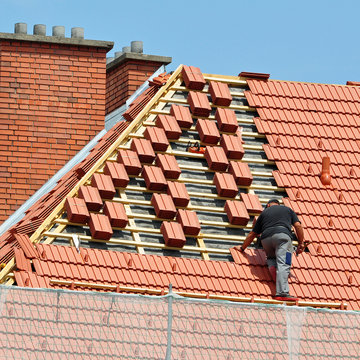 dachdecker bei arbeit