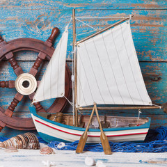 Segelboot oder Fischerboot aus Holz als nautische Dekoration