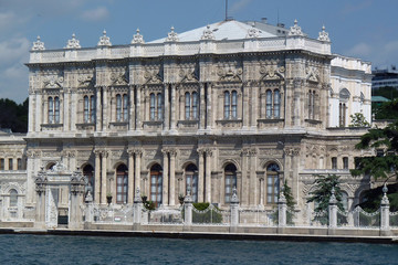 Fototapeta na wymiar Palacio de Dolmabahce en la orilla del Bosforo, Estambul