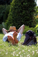 Wanderer mit Strohhut, Wanderschuhe, faulenzt