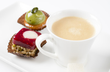 Tasse de café et mignardises