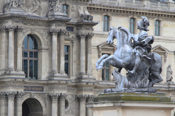 Fototapeta na wymiar Détails architecturaux du musée du Louvre