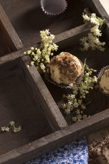 Trüffel mit Holunder