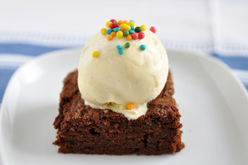 Schokoladenbrownie mit Vanilleeis