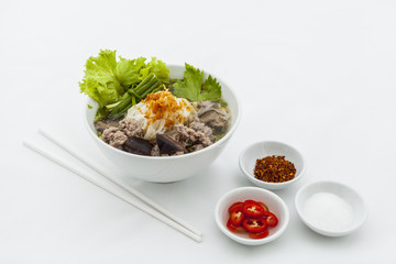 Noodle soup cooked in soya sauce.