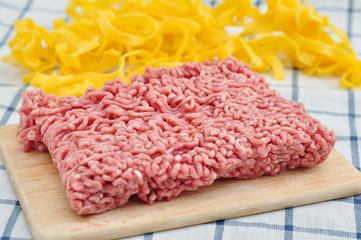 Frische Pasta mit rohem Hackfleisch