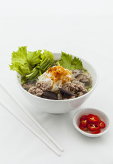 Noodle soup cooked in soya sauce.