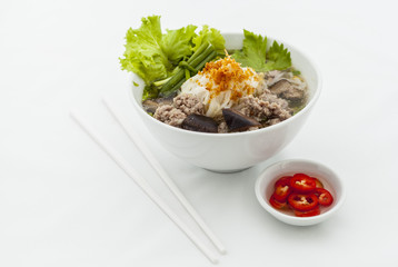 Noodle soup cooked in soya sauce.