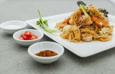 Stir fried vermicelli and mixed vegetables with sukiyaki sauce.