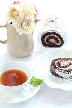 Mint tea nad swiss roll