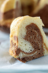 Ein Stück Marmorkuchen