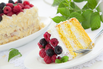 Sponge cake with cream and raspberries.